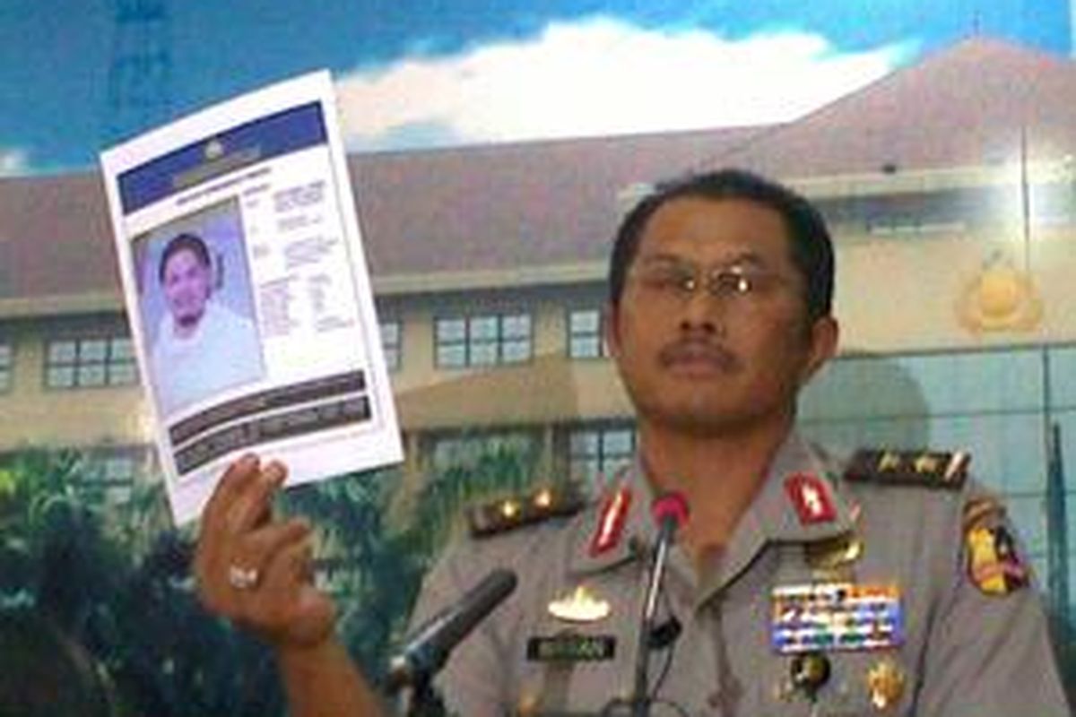 Polisi menunjukkan foto Mohammad Jibril alias Muhammad Ricky Ardhan, yang ditangkap Selasa (25/8) karena diduga terkait jaringan terorisme.