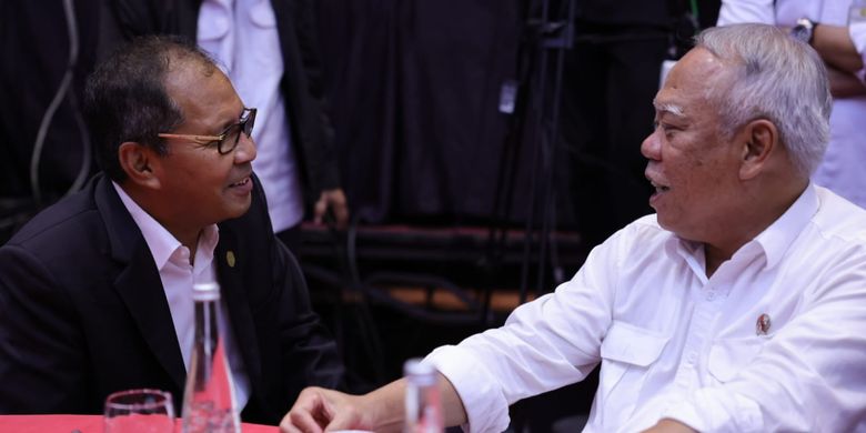 Nampak Wali Kota Makassar Danny Pomanto sedang berbincang dengan Menteri Pekerjaan Umum dan Perumahan Rakyat (PUPR) Republik Indonesia (RI), Basuki Hadimuljono saat menghadiri Asean Architect Congress (AAC) atau Kongres Arsitek ASEAN ke-4, di Makassar, Sulawesi Selatan (Sulsel), Kamis (27/7/2023).