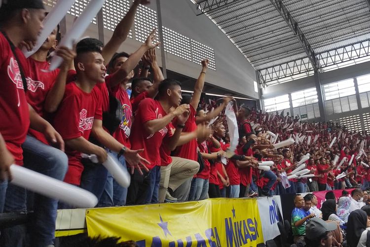 Para pendukung Jakarta BIN yang memdati tribune utara GOR Sritex Arena pada lanjutan Final Four Proliga 2023 Solo, Jumat (10/3/2023).