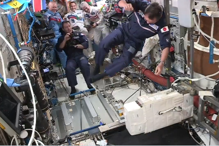 Astronot Aki Hoshide dari JAXA (Badan Penjelajah Antariksa Jepang) melakukan kontes kecil-kecilan bersama penghuni ISS lainnya untuk merayakan Olimpiade Tokyo.