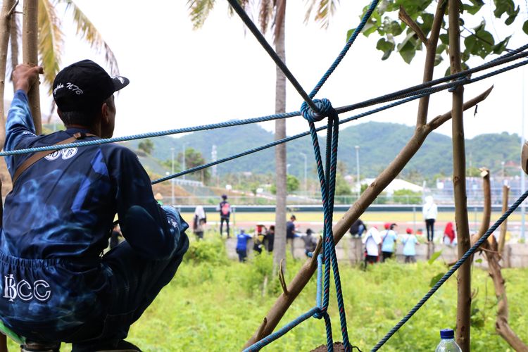 inilah tribun buatan Sibawaeh yang berada di halaman rumahnya, warga dan keluarganya menonton di tribun yang dibuat diatas pohon dengan diikat tali tambang. Tribun ini berhadapan langsung dengan tikungan 9 sikuit dan bukit 360.