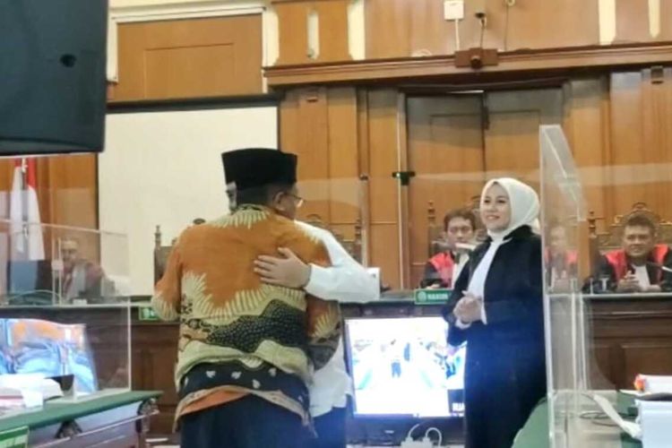 Wali Kota Blitar Santoso dan mantan wali kota Blitar Samanhudi Anwar saling peluk di ruang sidang PN Surabaya, Selasa (8/8/2023).