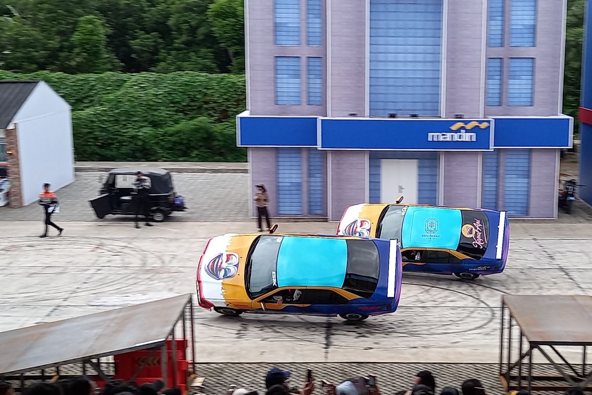 Pertunjukan Atraksi mobil di Indonesia International Stuntman Show TMII, Jakarta Timur, Jumat (29/11/2024).