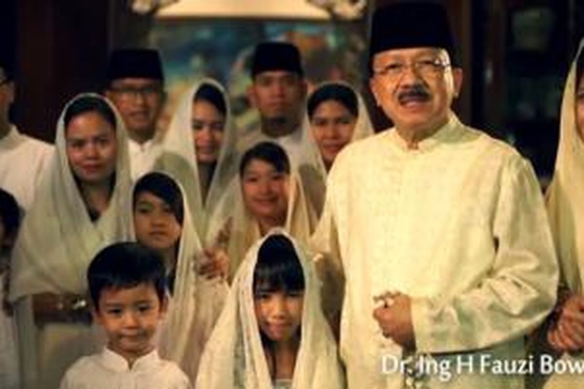Cuplikan gambar video di Youtube ini memperlihatkan mantan Gubernur DKI Jakarta Fauzi Bowo (dua dari kanan) dan keluarganya mengucapkan selamat hari raya IDul Fitri 1434 Hijriah.
