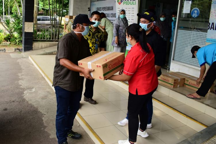 Produsen dan distributor produk wewangian, Priskila Prima Makmur, memberikan bantuan untuk tenaga medis RSUP Persahabatan pada Selasa (21/4/2020)