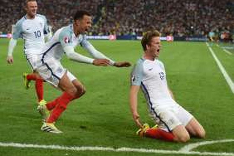Eric Dier merayakan gol Inggris ke gawang Rusia bersama Wayne Rooney dan Dele Alli pada laga yang dilangsungkan di Stade Velodrome, Sabtu (11/6/2016).