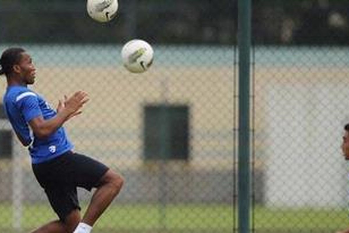 Pemain Shanghai Shenhua, Didier Drogba (kiri).