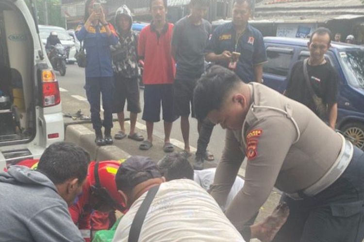 Petugas melakukan evakuasi terhadap pemotor yang meninggal dunia usai kecelakaan di Jalan Raya Bogor-Jakarta, Kecamatan Cibinong, Kabupaten Bogor, Rabu (11/2/2026). Dok polres