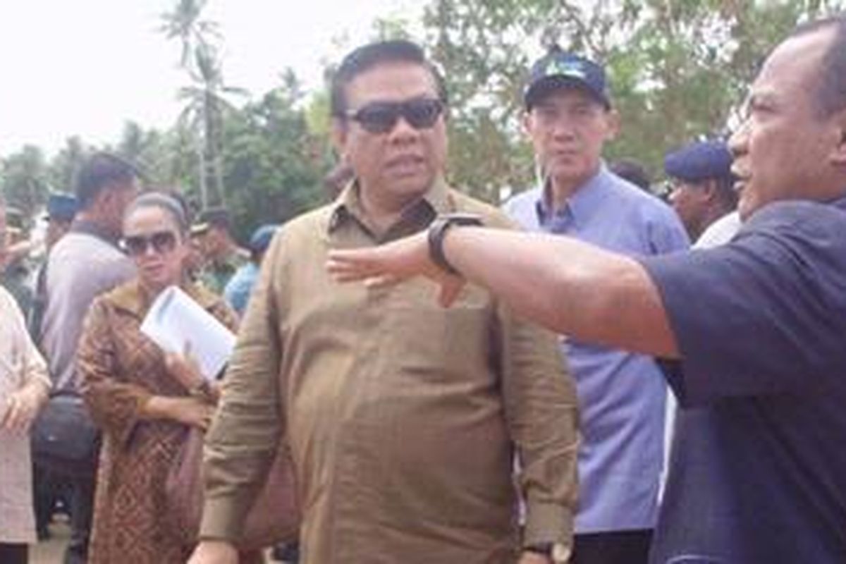 Bupati Pulau Morotai Rusli Sibua saat mendampingi Menkokesra Agung Laksono dalam kunjungan Agsung ke Morotai beberapa waktu lalu. 