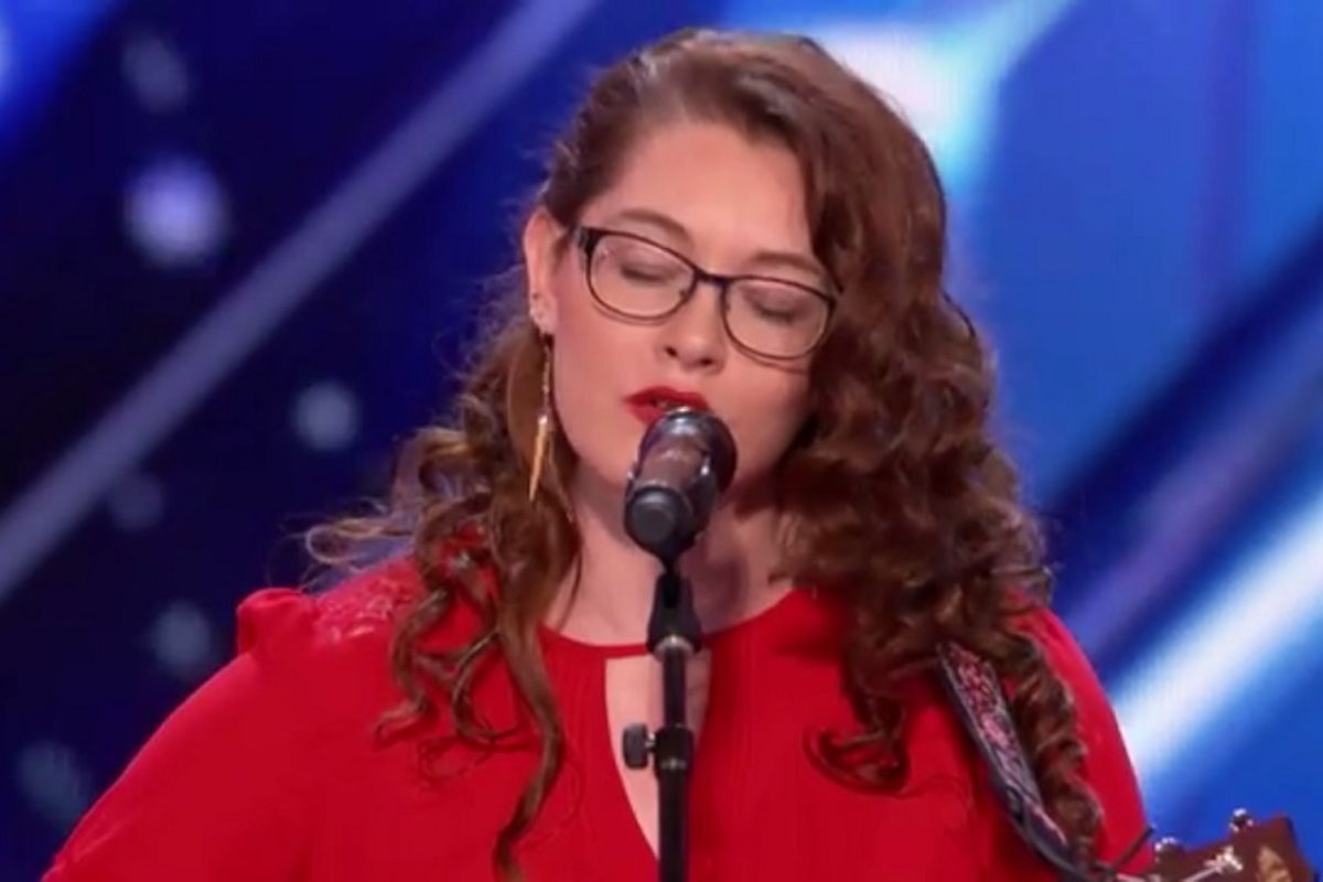 Mandy Harvey tampil di panggung Americas Got Talent 2017 yang ditayangkan pada Selasa (8/6/2017).