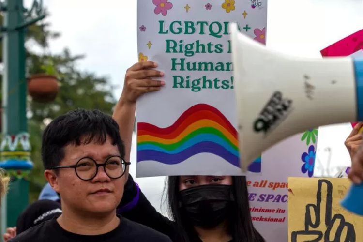 Persekusi terhadap kelompok minoritas, misalnya LGBTQ, menjadi salah satu persoalan dalam catatan HAM Indonesia, menurut lembaga-lembaga pemantau seperti Amnesty International.