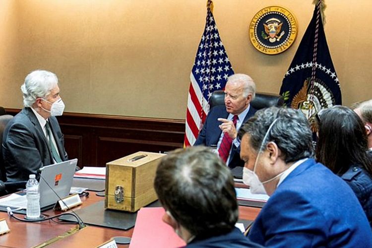Presiden AS Joe Biden memperhatikan maket rumah persembunyian pemimpin Al-Qaeda Ayman Al Zawahiri bersama tim keamanan nasional di Gedung Putih, 2 Agustus 2022.