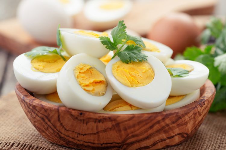 Ilustrasi telur rebus atau telur goreng, mana yang lebih sehat?