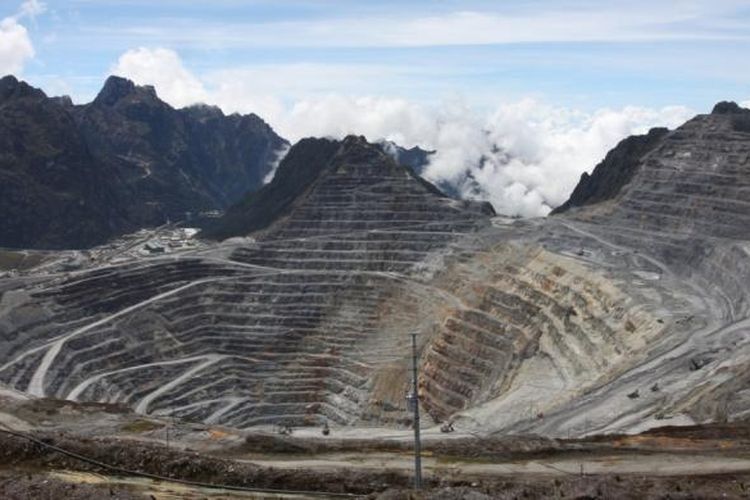 Areal tambang terbuka PT Freeport Indonesia di Grasberg, Timika, Papua, Kamis (24/11/2011). 