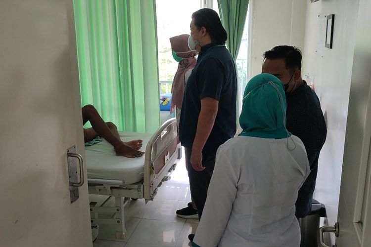 Wakil Direktur Pelayanan Medik Rumah Sakit Sumber Waras Cirebon, Dokter Ferdinan Sutejo, bersama tim medis, memeriksa kondisi kesehatan para korban yang diduga keracunan nasi tumpeng, pada Jumat (2/9/2022) pagi.