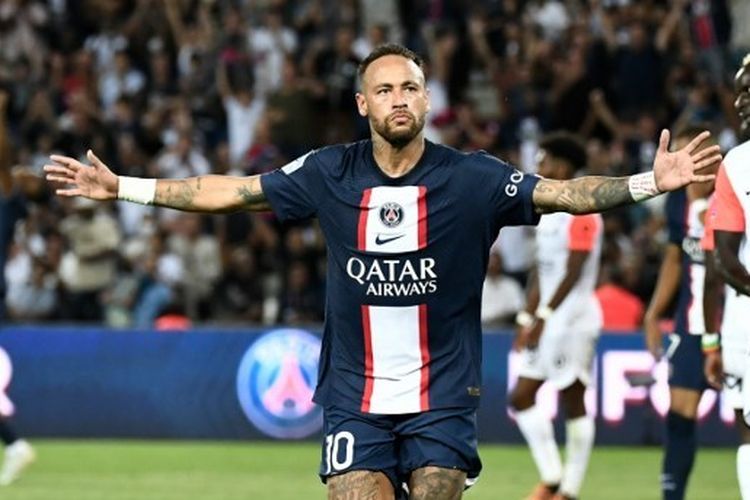 Selebrasi penyerang Paris-Saint Germain, Neymar, usai mencetak gol dalam laga PSG vs Montpellier di Parc des Princes pada pekan kedua Ligue 1 2022-2023 Minggu (14/8/2022) dini hari WIB. (Photo by STEPHANE DE SAKUTIN / AFP)
