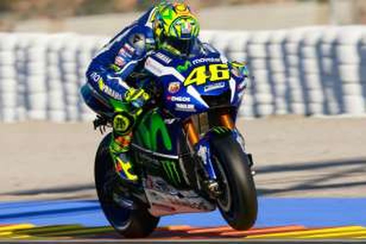 Pebalap Movistar Yamaha asal Italia, Valentino Rossi, memacu motornya pada tes pasca-musim di Sirkuti Ricardo Tormo, Valencia, Selasa (16/11/2016).