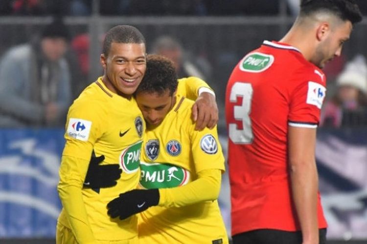 Penyerang Paris Saint-Germain, Neymar, bersama rekannya, Kylian Mbappe, merayakan golnya ke gawang Rennes dalam ajang Coupe de France, di Stadion Roazhon Park pada Senin (8/1/2017) dini hari WIB.