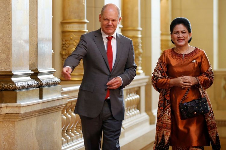 Wali Kota Hamburg Olaf Scholz menyambut istri Presiden Indonesia, Iriana Joko Widodo, saat ia tiba untuk menghadiri program mitra di balai kota saat berlangsungnya KTT G20 di Hamburg, Jerman, Sabtu (8/7/2017). Sebelumnya, Presiden Joko Widodo menjadi pembicara pada Leaders Retreat KTT G20 atau G20 sesi I mengenai terorisme, Jumat 7 Juli siang waktu setempat.