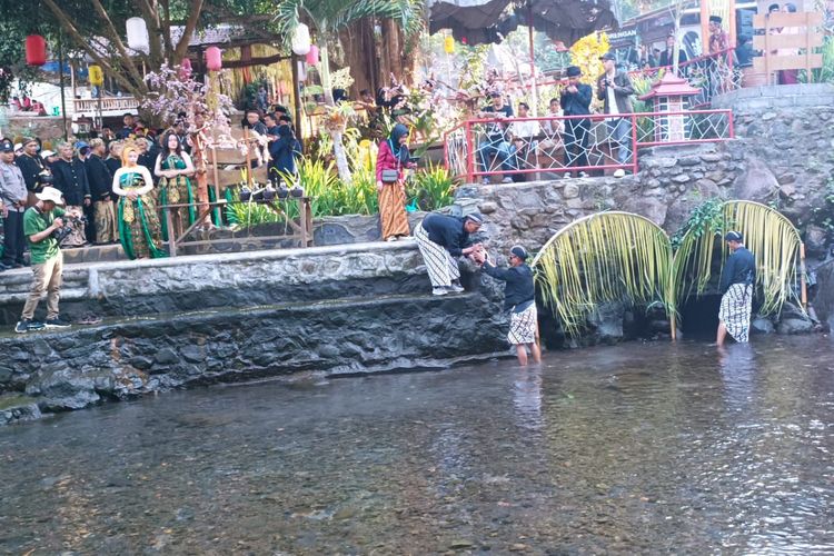 Prosesi pengambilan air sumber Tanaka pada kegiatan sedekah bumi di Dusun Arjomulyo, Desa Bangelan, Kecamatan Wonosari, Kabupaten Malang, Sabtu (29/7/2023).