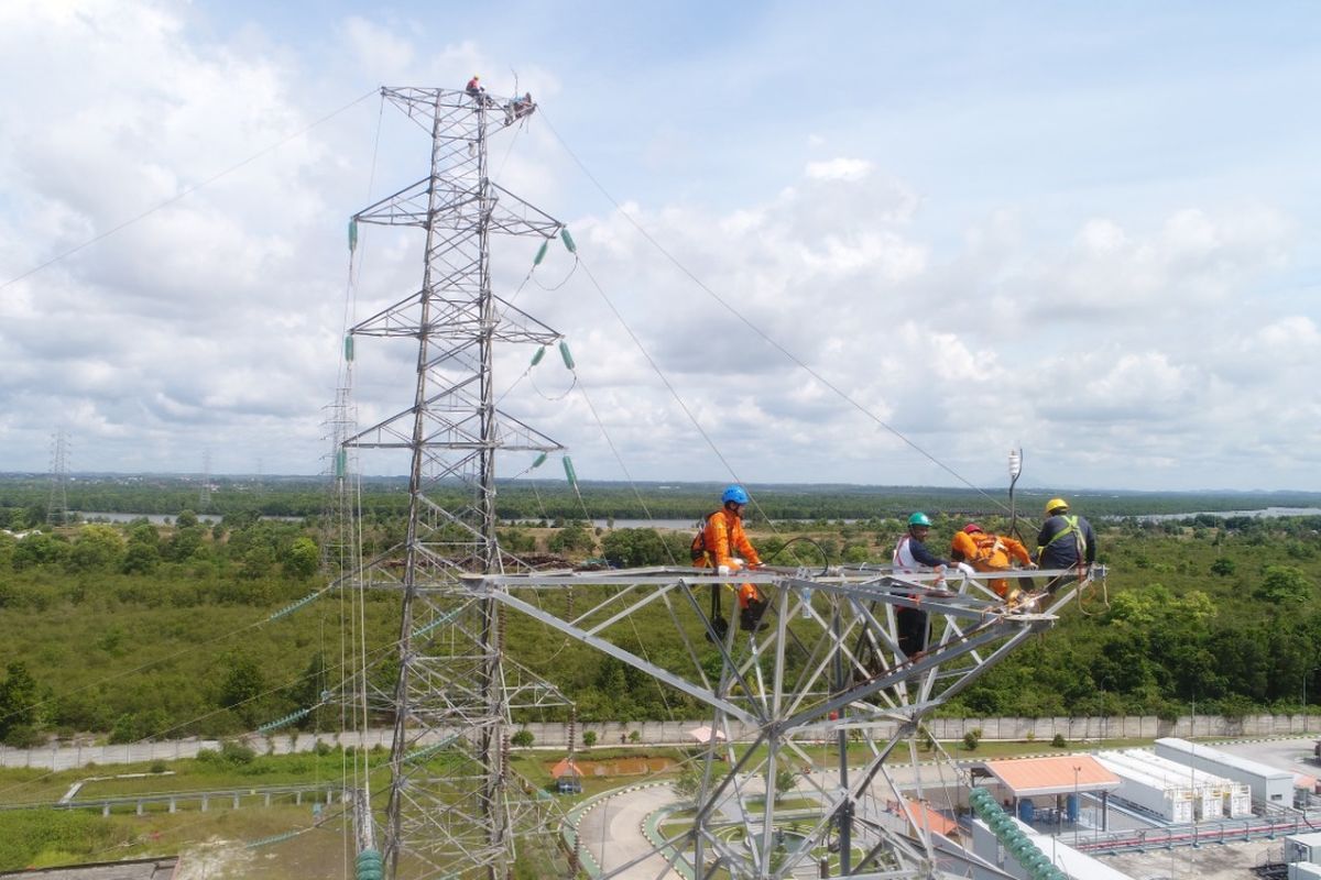 Petugas PLN saat memperbaiki fasilitas transmisi di PLTU Air Anyir, Bangka.