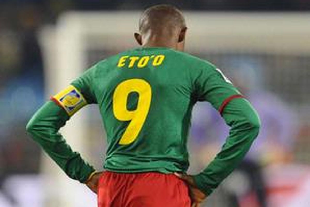 Kapten Kamerun, Samuel Etoo, tertunduk lesu karena timnya kalah 1-2 dari Denmark, Minggu (20/6/10). Hasil ini membuat Kamerun jadi tim pertama yang tersingkir dari Piala Dunia 2010.