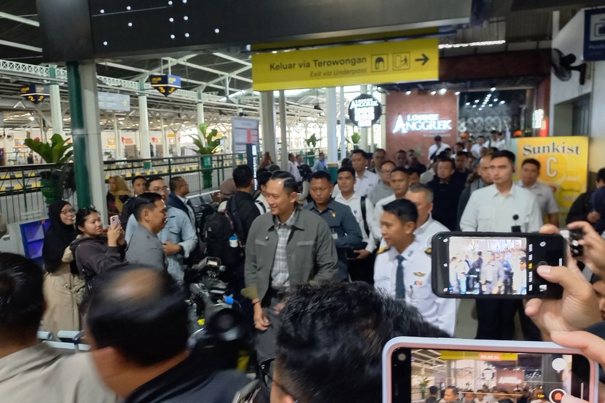 AHY sempatkan menyapa penumpang kereta di Stasiun Yogyakarta, Selasa (17/12/2024)