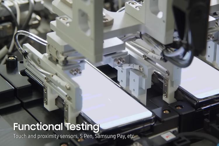 Ilustrasi pengujian fitur Galaxy Z Fold 4 dan Flip 4 di pabrik perakitan Samsung.