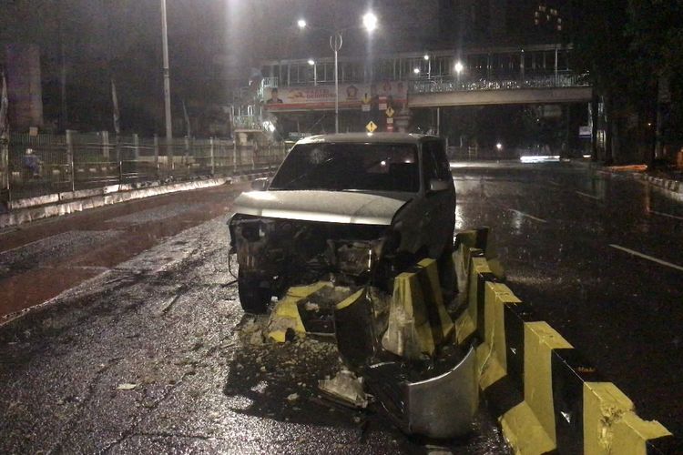 Sebuah mobil Toyota Kijang berwarna silver dengan nomor pelat B 2948 TBO menabrak separator jalan di Jalan Sultan Iskandar Muda tepatnya di mulut Underpass Pondok Indah mengarah ke selatan, Kebayoran Lama, Jakarta Selatan pada Jumat (26/2/2021) sekitar pukul 01.25 WIB.