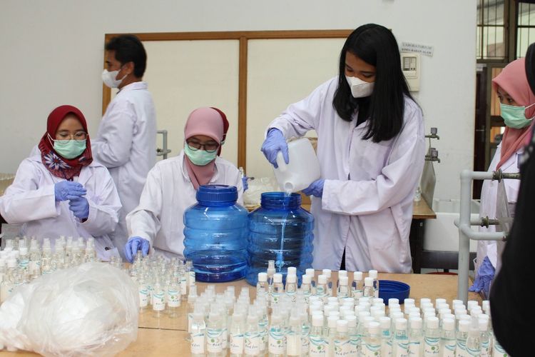 Di tengah pandemi Covid-19, Tim Pengabdian Masyarakat Departemen Kimia Kedokteran, Fakultas Kedokteran Universitas Indonesia (FK UI) tengah membuat produk hand sanitizer dalam jumlah banyak untuk dibagikan kepada rumah sakit hingga sekolah.