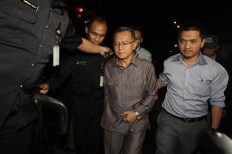 Hakim yang juga Ketua PTUN Medan, Tripeni Irianto Putro dibawa petugas KPK untuk diperiksa oleh penyidik, di kantor KPK, Jakarta Selatan, Jumat (10/7/2015) dini hari.