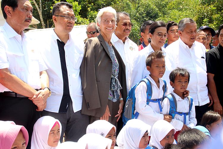 Lombok Barat, Kompas.Com  Direktur IMF Christine Lagarde bersama Menko Maritim, Luhit Binsar Pandjaitan, Menteru Keuanganan Sri Mulyani dan Gubernur NTB, Zulkieflimansyah (sebelah kiri Luhut) berfoto anak anak sekolah di desa Guntur Macan, Lombok Barat, Senin (8/10)