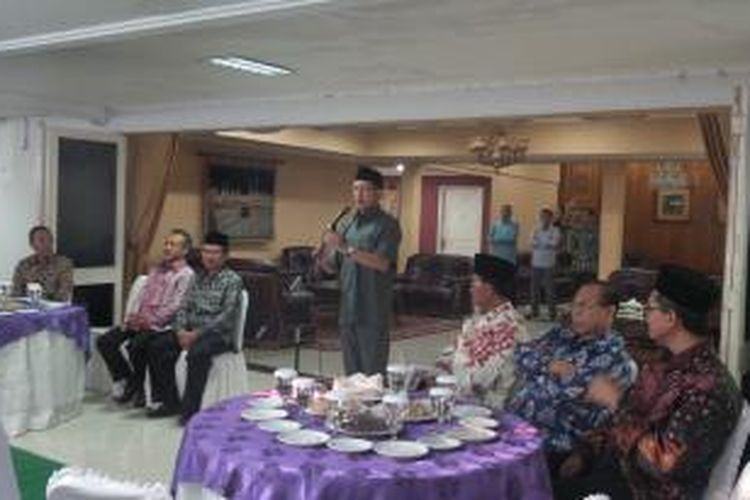 Menteri Agama, Lukman Hakim Syaifuddin memberikan sambutan saat dialog dengan kelompok minoritas di rumah dinas menteri agama di Jalan Widya Chandra, Jakarta, Selasa (15/7/2014).