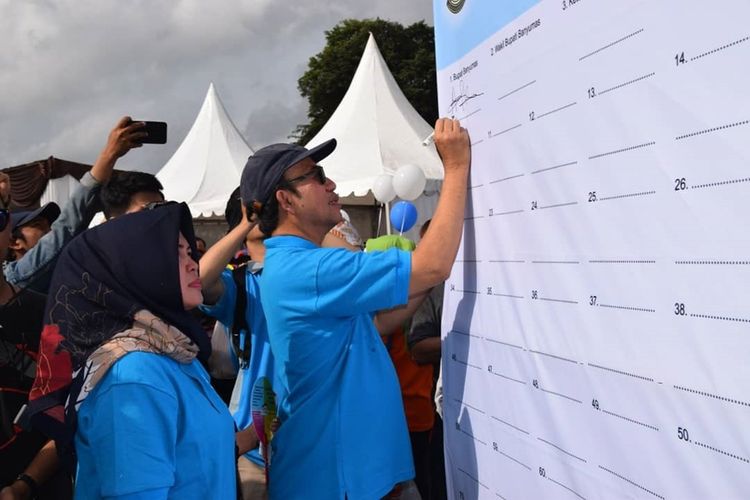 Bupati Banyumas Achmad Husein menandtangani komitmen untuk mencegah talasemia di Alun-alun Purwokerto, Kabupaten Banyumas, Jawa Tengah, Minggu (17/11/2019)