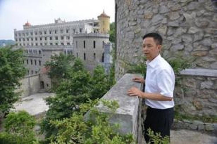 Jutawan eksentrik Liu Chonghua, difoto di salah satu purinya di luar kota metropolis Chongqing di China barat daya pada 8 Agustus 2013.