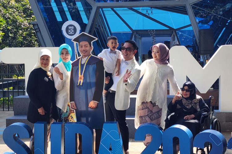 Gubernur Jabar Ridwan Kamil berfoto bersama gambar putranya Emmeril Khan Mumtadz serta keluarga dalam acara wisuda Fakultas Teknik Mesin dan Dirgantara Institut Teknologi Bandung (ITB), Kota Bandung, Jawa Barat, Sabtu (8/4/2023).