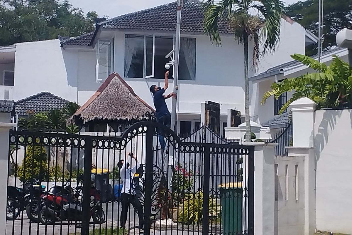 Tim penyidik KPK saat mengambil rekaman CCTV yang dipasang tepat di depan pintu masuk rumah pribadi Topan Ginting, Rabu (2/7/2025)