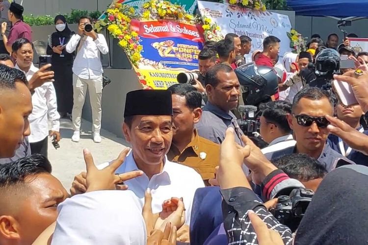 Presiden Joko Widodo saat menyapa warga dan para santri yang berjajar di depan Pondok Pesantren Ora Aji asuhan Gus Miftah di Kapanewon Kalasan,Kabupaten Sleman. Kamis (19/09/2024).