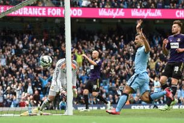 Penyerang Manchester City Sergio Aguero (kanan) melepaska tembakan yang membuahkan gol ke gawang Aston Villa, pada laga Premier League, di Etihad Stadium, Sabtu (25/4/2015).