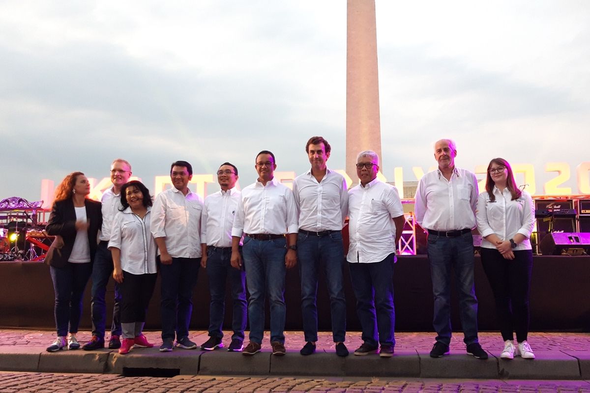 Gubernur DKI Jakarta Anies Baswedan beserta Panitia Formula E dari FIA seusai konferensi pers Jakarta E-Prix di Monas, Jakarta Pusat, Jumat (20/9/2019)