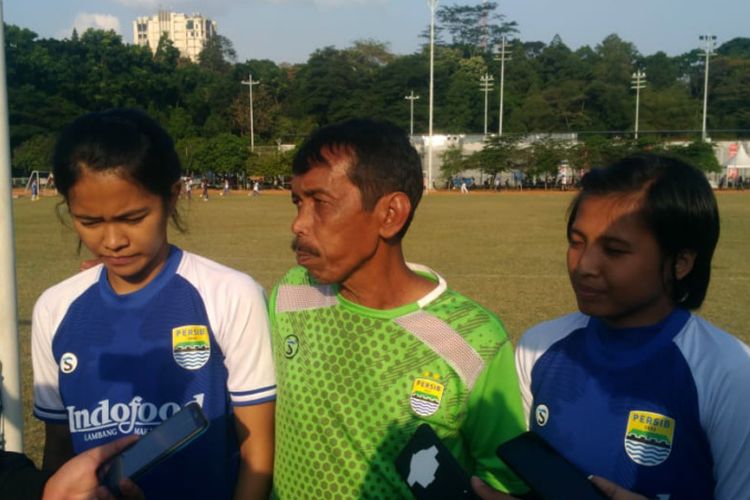 Pelatih Persib Putri, Iwan Bastian (tengah), bersama dua pemainnya, Een Sumartini (kiri) dan Siti Latifah (kanan). 