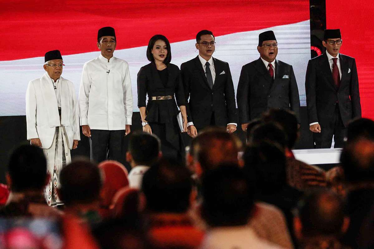 Pasangan capres-cawapres nomor urut 01 Joko Widodo dan Maruf Amin serta pasangan nomor urut 02 Prabowo Subianto dan Sandiaga Uno bersiap mengikuti debat kelima Pilpres 2019 di Hotel Sultan, Jakarta, Sabtu (13/4/2019). Debat kelima tersebut mengangkat tema Ekonomi dan Kesejahteraan Sosial, Keuangan dan Investasi serta Perdagangan dan Industri.