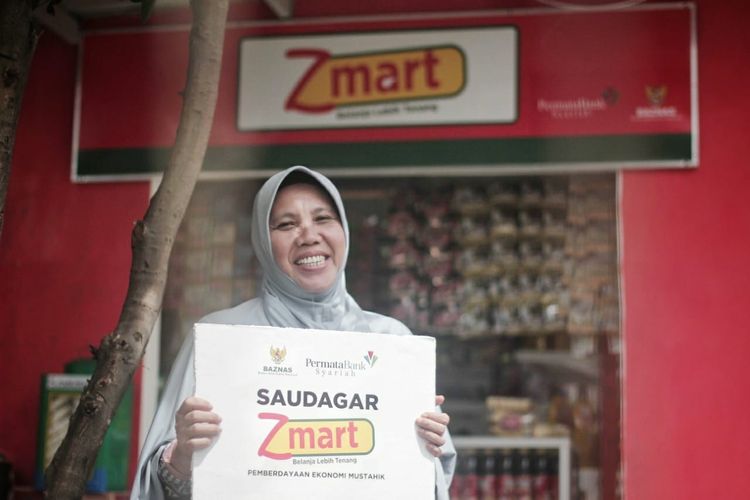 Gita Ari Sandi, salah satu penerima manfaat program Zmart. Warung Zmart milik Gita terletak di Jalan Dukuh 5, Kramat Jati, Jakarta Timur.