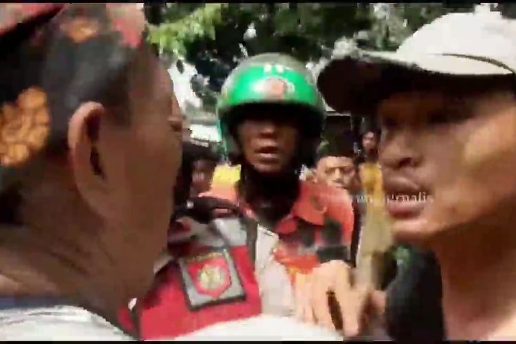 Tangkap layar video anggota polisi dikeroyok massa saat penangkapan pelaku jambret ponsel di Cakung, Jakarta Timur, Jumat (29/4/2022)