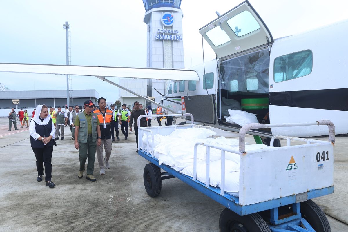 Kepala Badan Nasional Penanggulangan Bencana (BNPB) Letjen TNI Suharyanto dan Wali Kota Semarang, Hevearita Gunaryanti Rahayu saat berada di Lapangan Penerbangan Jenderal Ahmad Yani Semarang untuk mengecek proses Teknologi Modifikasi Cuaca (TMC), Senin (18/3/2024). 