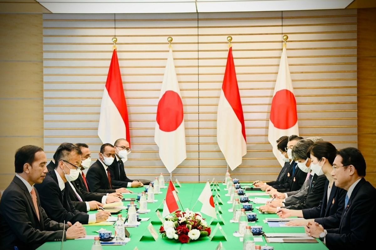 Suasana pertemuan antara Presiden Joko Widodo dan delegasi Indonesia saat pertemuan dengan PM Jepang Fumio Kishida dan delegasinya di Kantor PM Jepang, Tokyo, Rabu (27/7/2022).