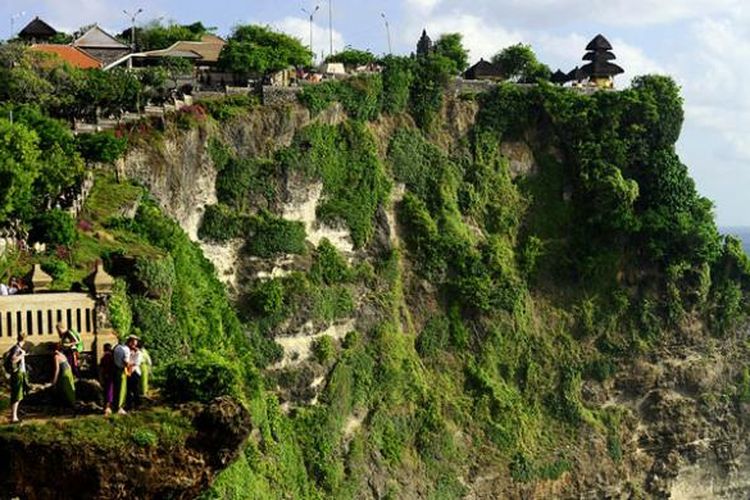 Wisatawan menikmati keindahan tebing di tepi Samudera Hindia yang berada di kompleks Pura Uluwatu, Kabupaten Badung, Bali, Kamis (18/8/2016).