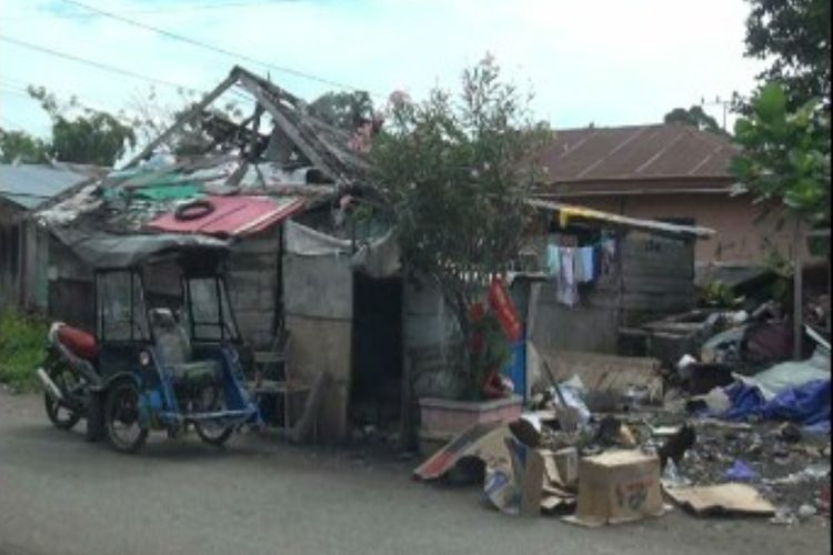 Sabna (10), anak pemulung di Mamuju Utara, Sulawesi Barat, ini terpaksa mengumpulkan buku bekas yang dibuang warga seperti buku tulis dan buku bacaaan yang dibuang warga ke tong sampah agar bisa digunakan menulis di sekolah.