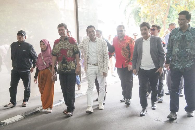 Keluarga Hadi Saputra, terpidana kasus Vina dan Eky, melaporkan Iptu Rudiana ke Bareskrim Polri didampingi Dedi Mulyadi, pada Rabu (17/7/2024).