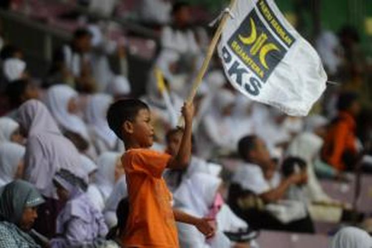 Ribuan kader dan simpatisan memadati Stadion Gelora Bung Karno, Jakarta, saat milad Partai Keadilan Sejahtera ke-13, Minggu (17/4). Milad dihadiri kader dan simpatisan dari seluruh Indonesia. Kompas/Hendra A Setyawan (HAS) 17-05-2011 